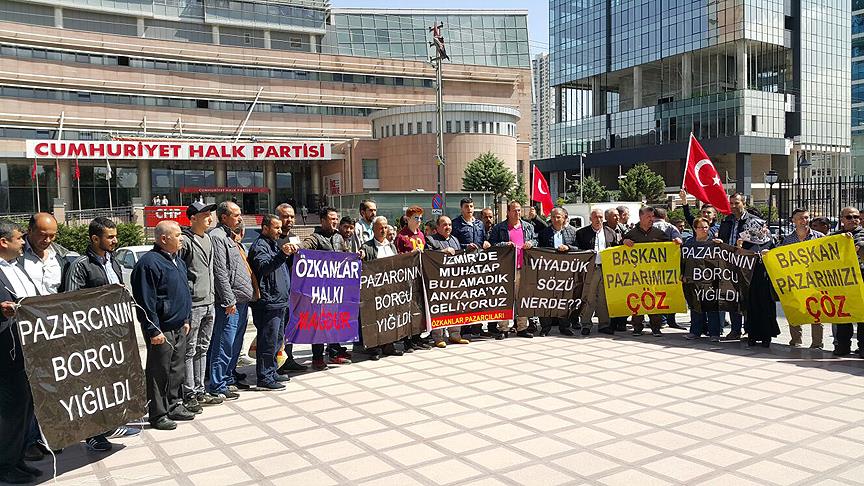 Pazar esnafından CHP önünde protesto