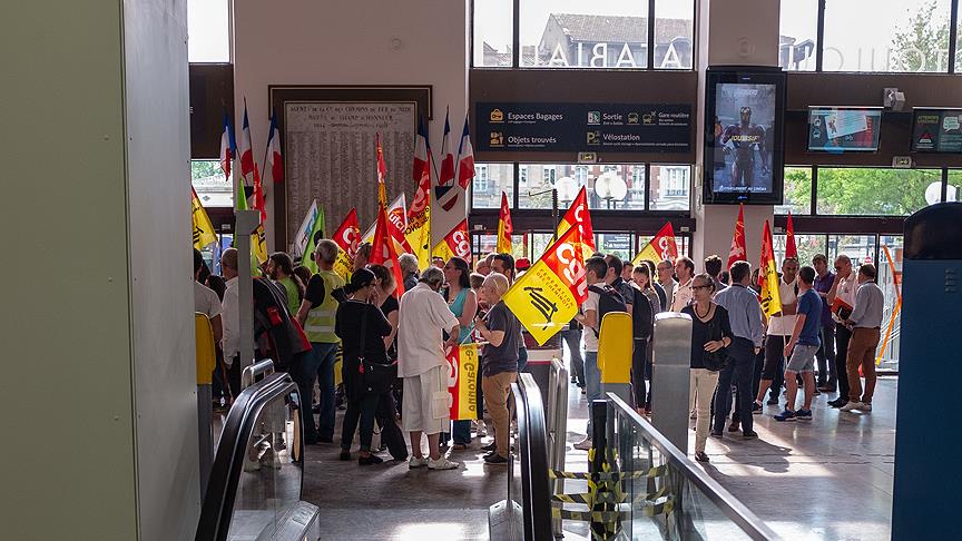 Fransa'da demiryolu çalışanları garları işgal etti