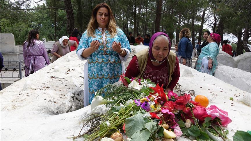 Mezarlıkta Hıdırellez geleneğini 6 asırdır yaşatıyorlar 