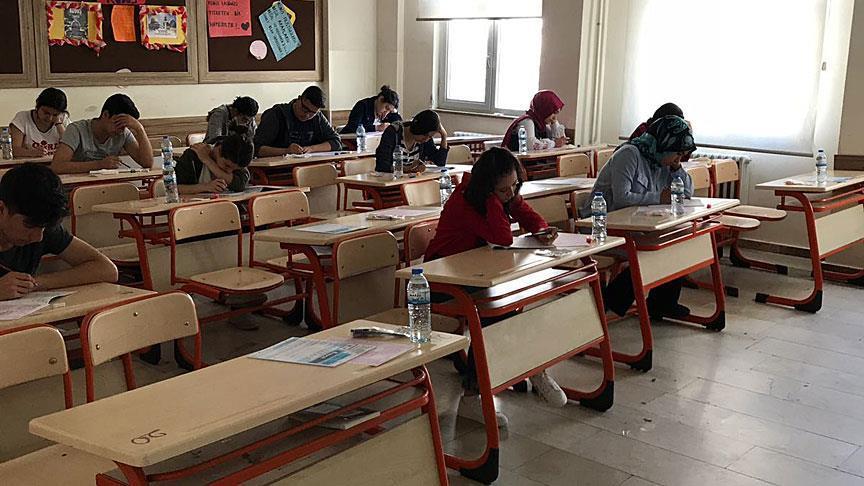 800 Syrians take university exam to study in Turkey