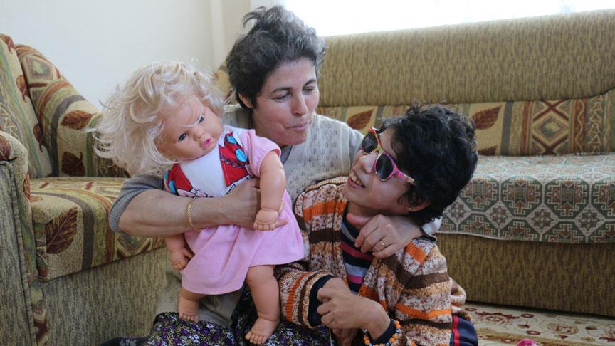 Engelli 3 çocuğuna gözü gibi bakıyor