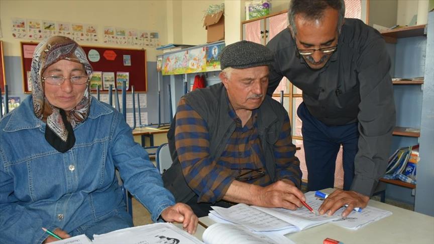 Okur yazar olabilmek için kilometrelerce yol katediyorlar   