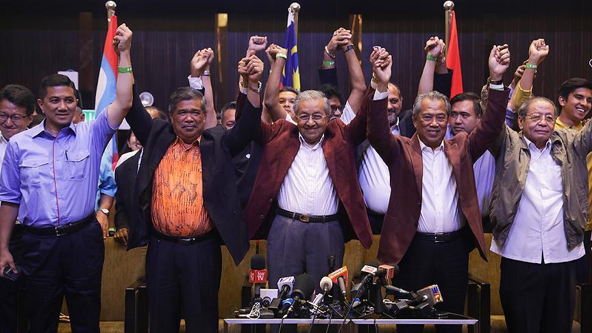 Malaisie: Mahathir Mohamad investi Premier ministre