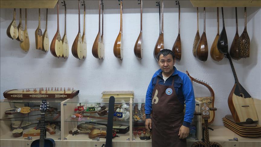 Astanalı usta 18 yıldır dombıra yapıyor