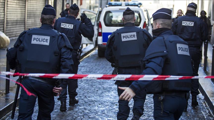 Paris: Knife attack on pedestrians kills one