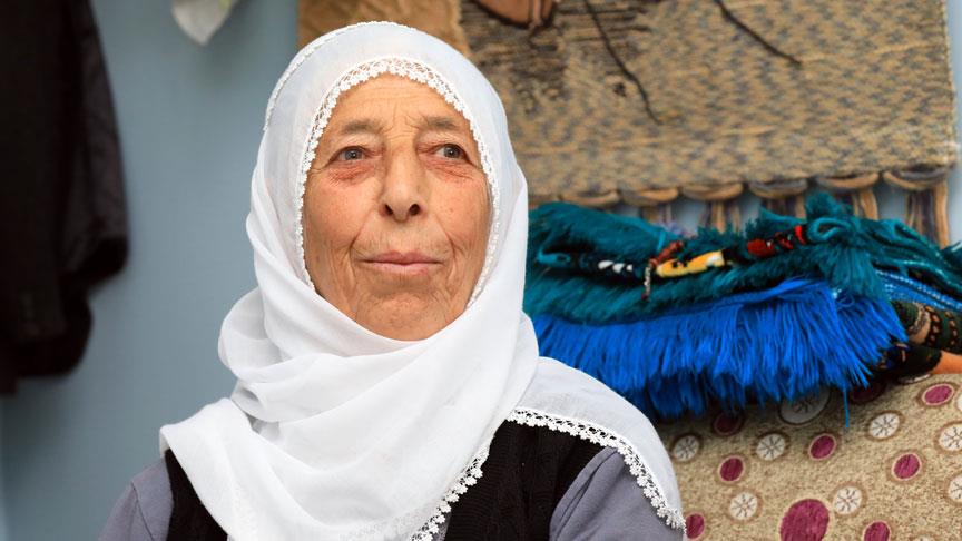Engelli oğluna 56 yıldır bebek gibi bakıyor