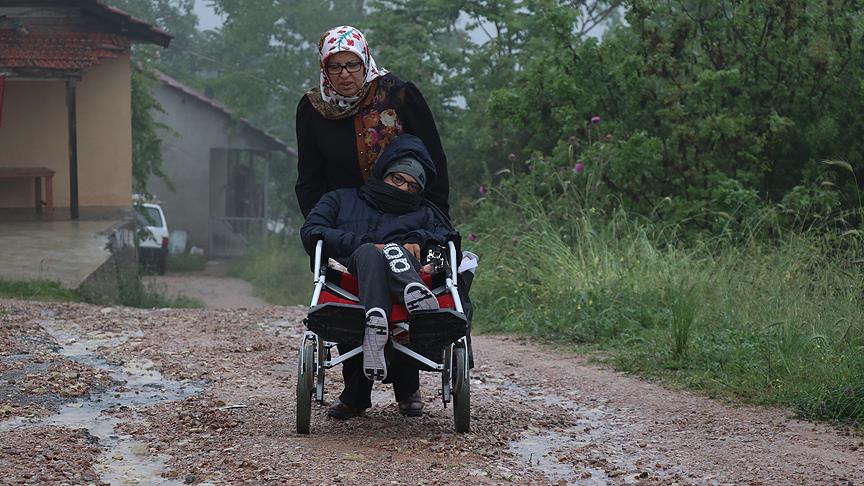 Serebral palsi hastası oğlu için 'çileli yolları' aşıyor