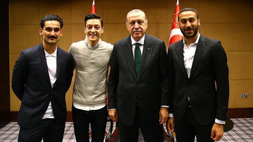 أردوغان يستقبل اللاعبين الأتراك في الدوري الإنجليزي الممتاز