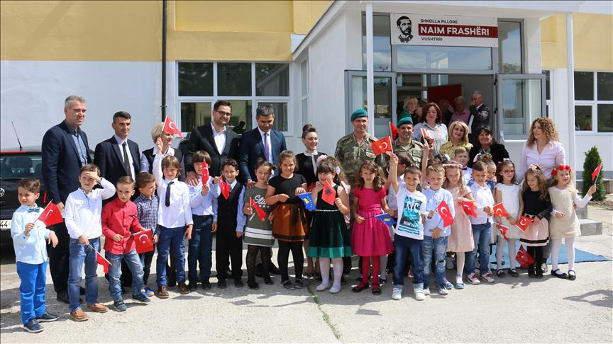 KFOR-i Turk rinovon shkollën fillore "Naim Frashëri" në Vushtrri