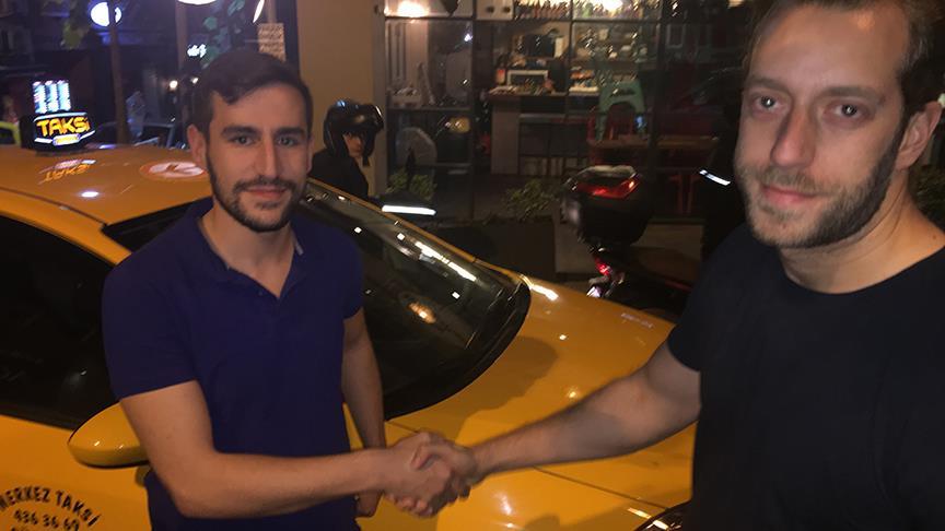 Taksici unutulan içi para dolu çantanın sahibini 4 saat arayıp buldu