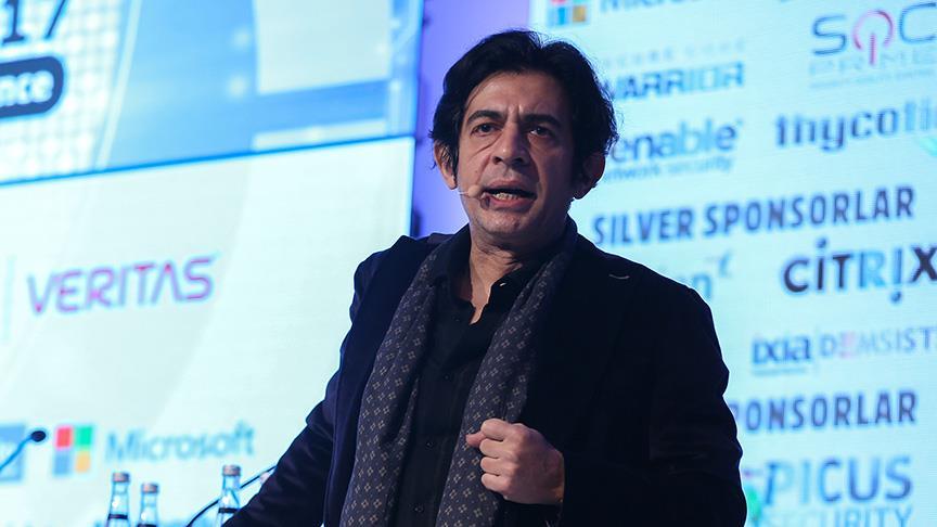 Okan Bayülgen tiyatro oyunlarını milli yas nedeniyle erteledi