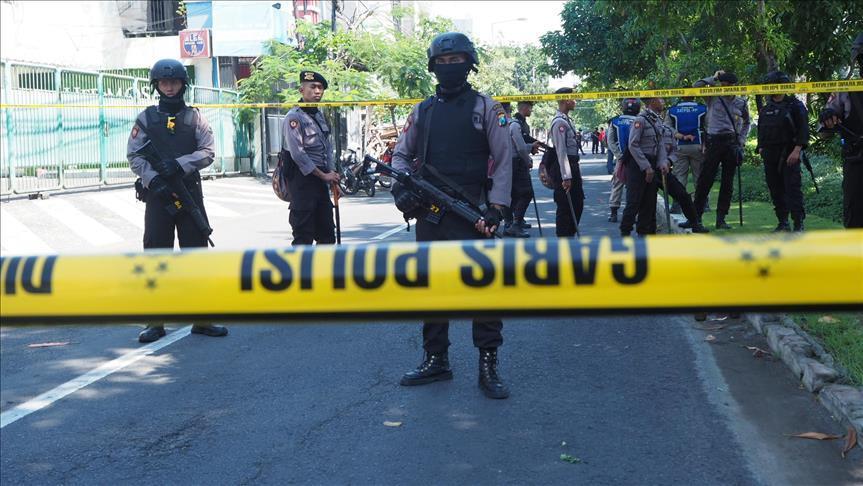 Densus 88 baku tembak dengan terduga teroris di Surabaya