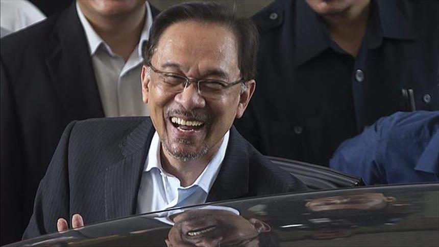 Tokoh oposisi Malaysia Anwar Ibrahim keluar dari penjara
