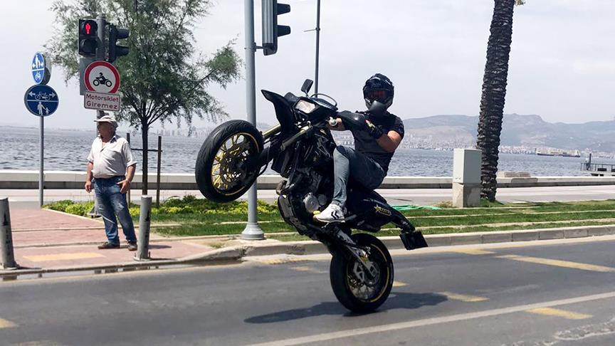 İzmir'de motosikletle tehlikeli yolculuk kamerada 