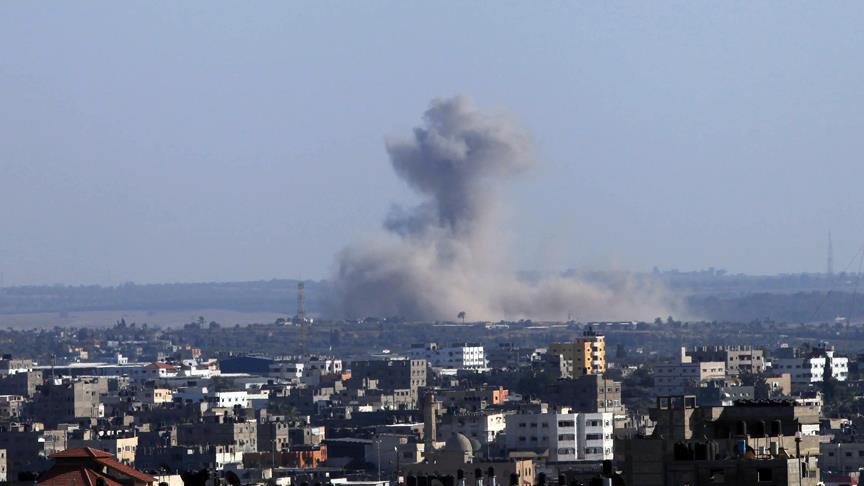 İsrail, Gazze'de Hamas'a ait iki askeri noktayı vurdu
