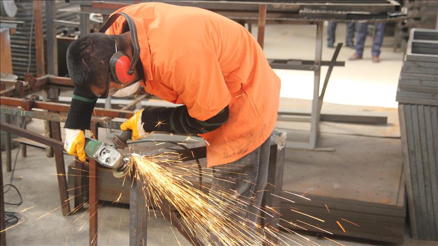 Adliyelerin demirbaşlarını mahkumlar üretiyor