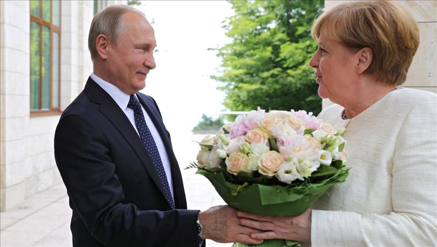 Putin, Merkel discuss gas pipeline project in Sochi
