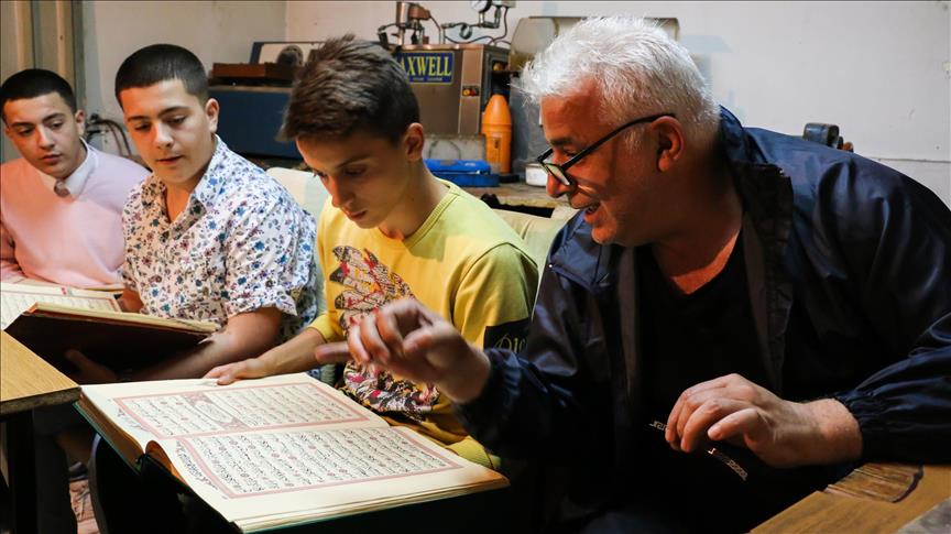Argjendari nga Shkupi në punëtorinë e tij jep mësime për Kur'anin