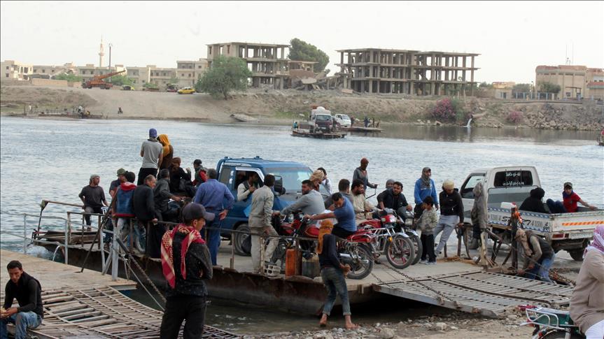 Civilians risk their lives to cross river in Raqqah