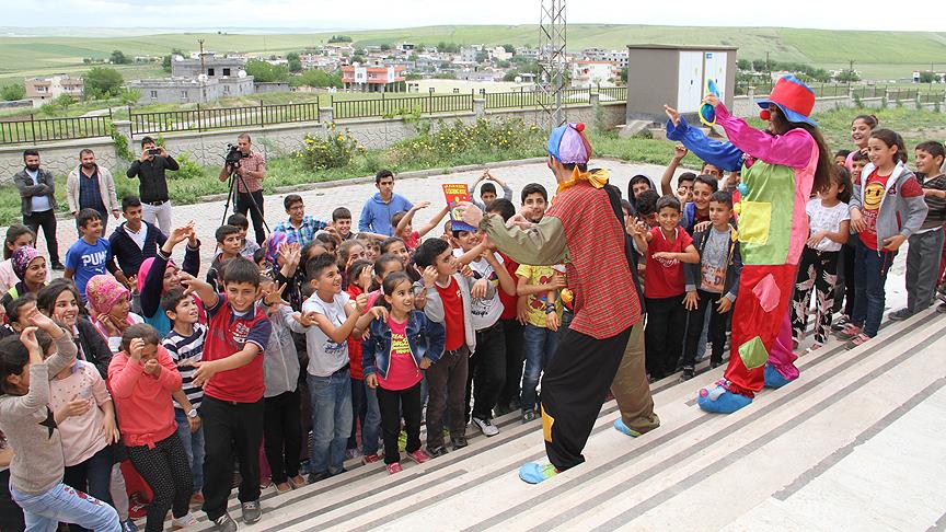 Palyaçolar köy köy gezerek çocukları eğlendiriyor