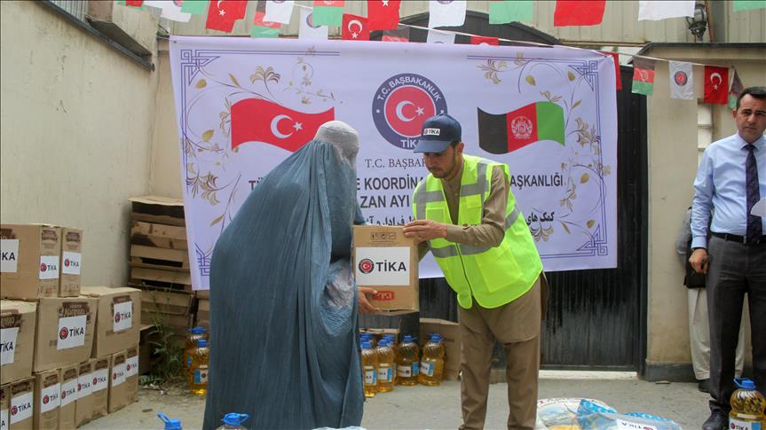 توزیع بسته های ویژه افطاری توسط تیکای ترکیه در افغانستان