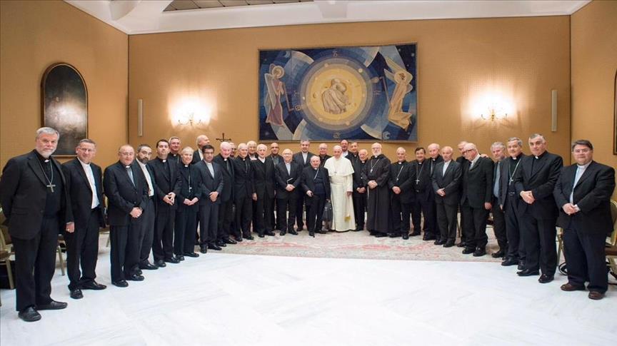 Víctimas de abusos de Iglesia en Chile aplauden renuncia de obispos