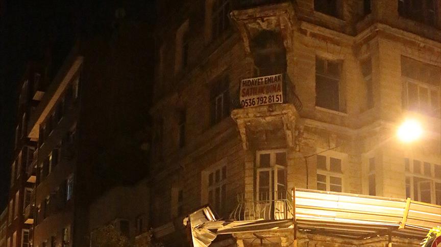 Kadıköy'de tarihi binadan kopan parçalar yola düştü 