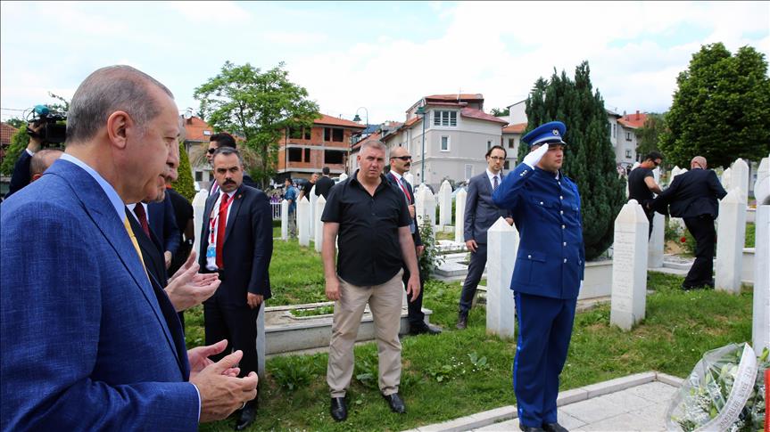 Erdogan se recueille sur la tombe dâ€™Alija IzetbegoviÄ‡ Ã  Sarajevo