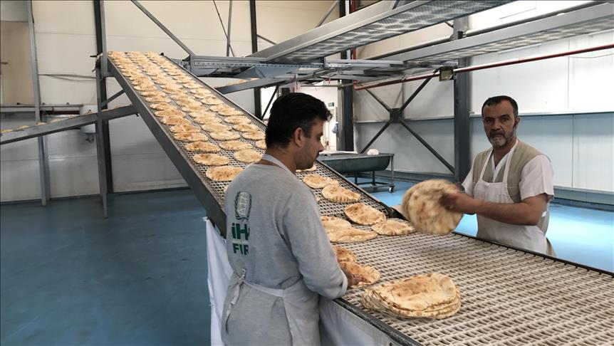 ONG de Turquía distribuye en Siria 750 mil panes cada día