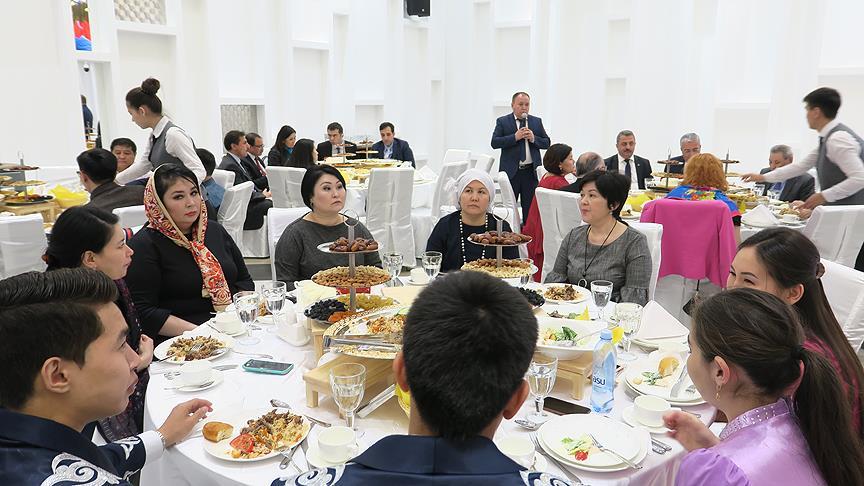 Kazakistan'da Türkiye mezunlarına iftar