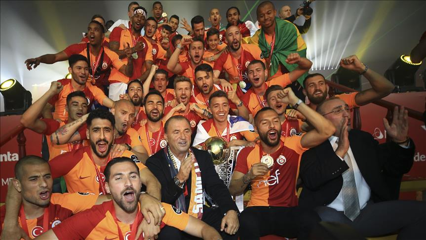 Football: Galatasaray receive Turkish League trophy