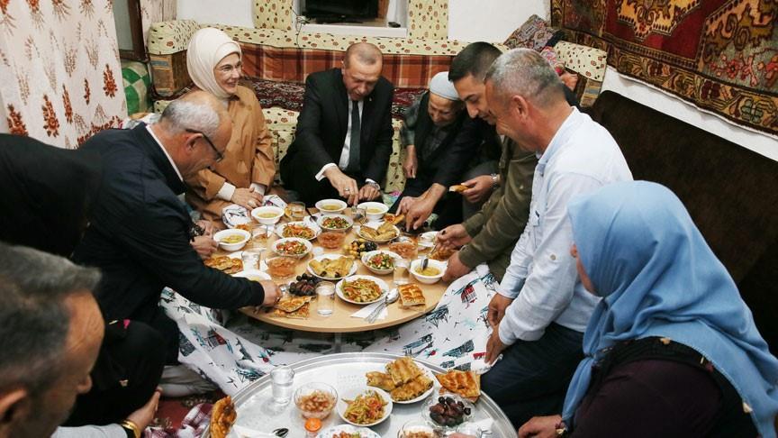 اردوغان مهمان سفره ساده افطاری مردم