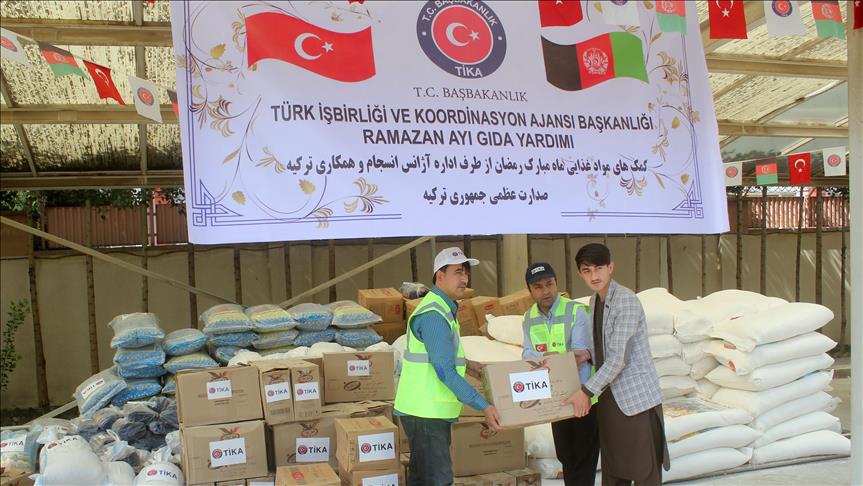 "تيكا" التركية تقدم مساعدات غذائية للمحتاجين في أفغانستان