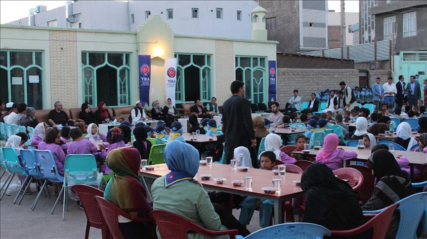 Турция организовала ифтар для детей-сирот в Афганистане
