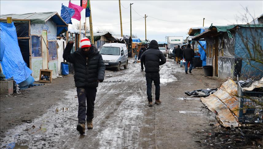 Minister orders evacuation of Paris migrant camps 