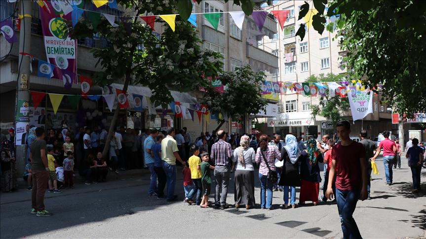 Li Diyarbekirê 3 kesên ku diruşmên PKKê berz kirin hatin binçavkirin
