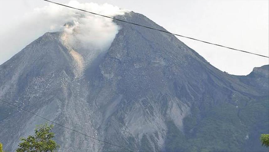 Merapi Dua Kali Erupsi, Radius 3 Kilometer Dari Puncak Dikosongkan