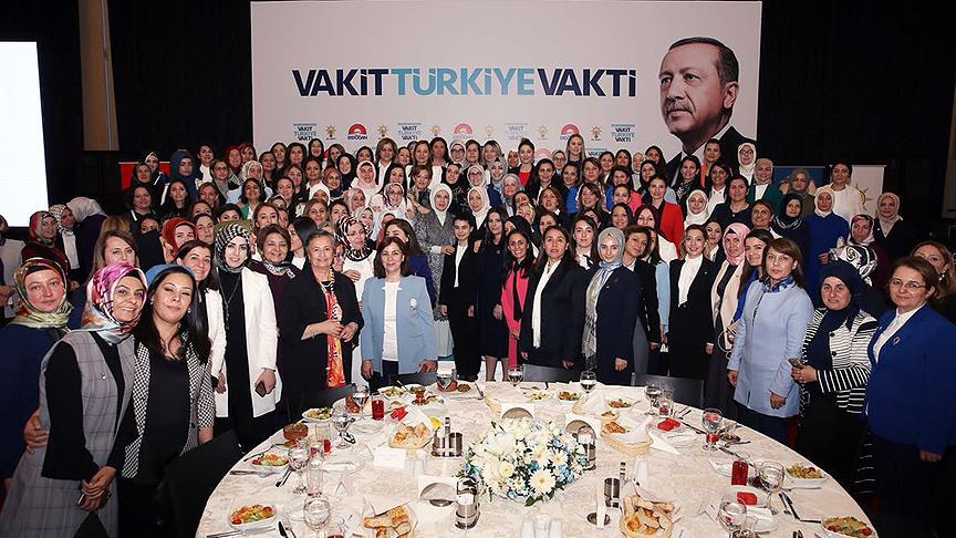 Emine Erdoğan AK Parti'nin kadın adaylarıyla buluştu