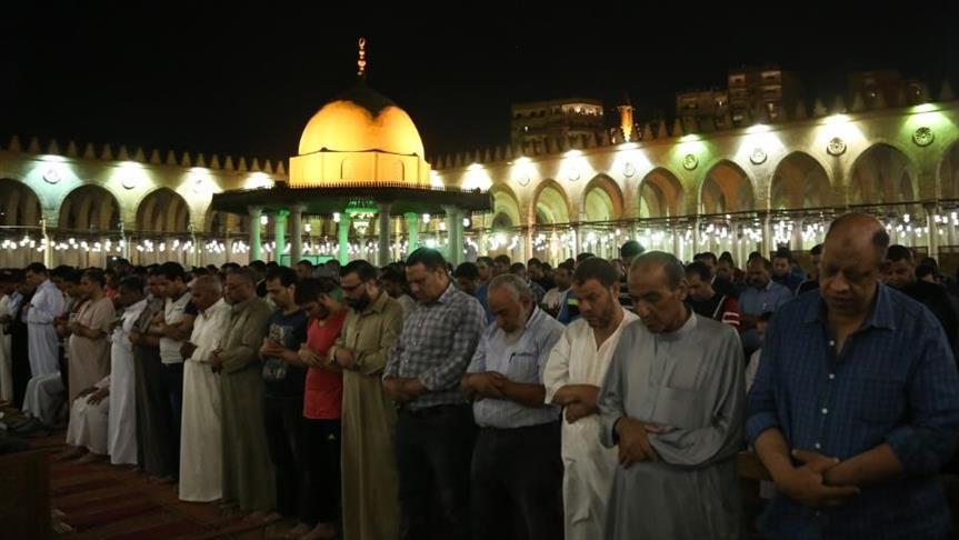 "التدين الشعبي" بمصر يملأ "فراغ " الإسلاميين والسلطة في رمضان
