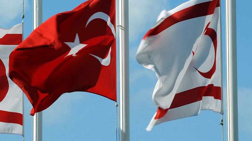 KKTC'de Türk bayraklarını indirmeye çalışan iki kişi tutuklandı