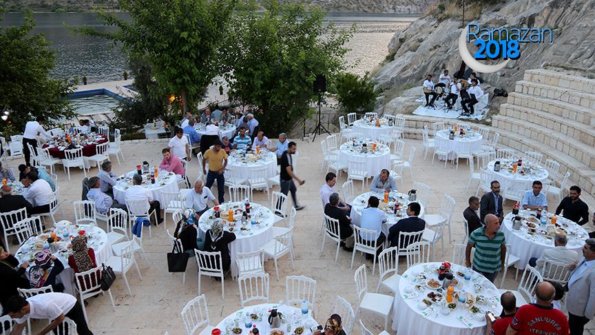 Fırat'ın kıyısında iftar keyfi