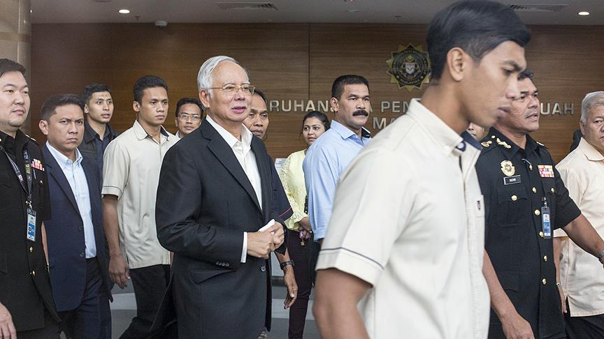 Malezya'da eski başbakan Rezak'ın evlerinden 28,6 milyon dolar çıktı