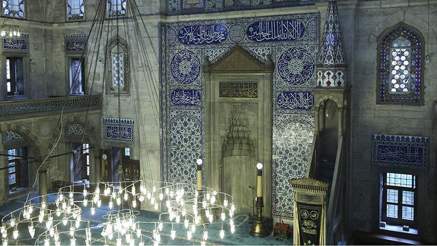 Bu camide 'Hacer-ül Esved'in parçalarına dokunmak mümkün