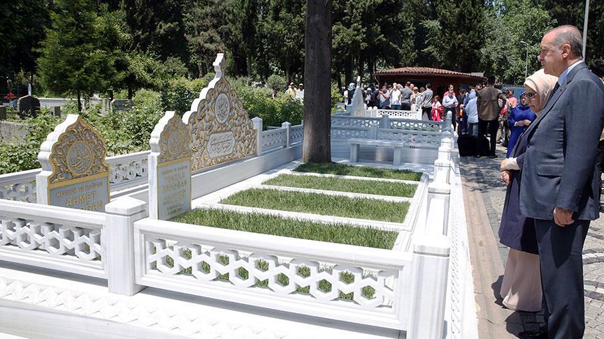 Cumhurbaşkanı Erdoğan anne ve babasının mezarını ziyaret etti