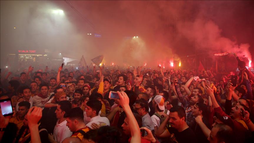 Galatasaraylı taraftarlardan şampiyonluk kutlaması