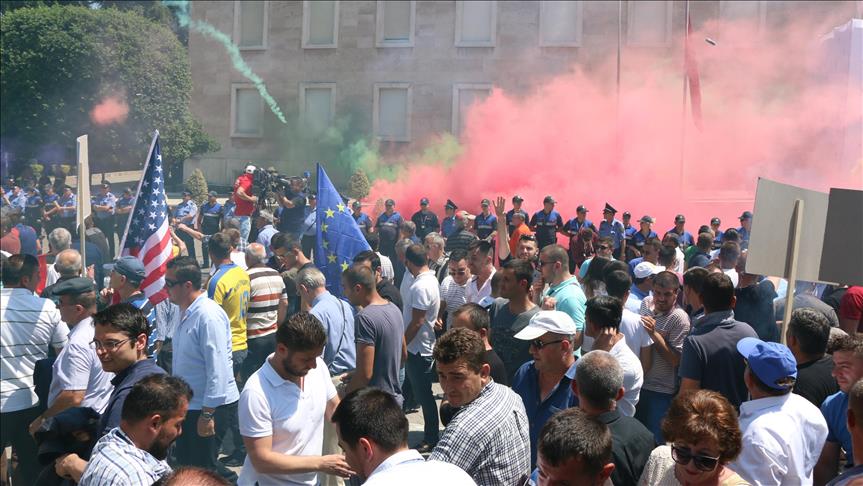 Mbahet protesta e opozitës në Tiranë, përplasje mes policisë dhe protestuesve