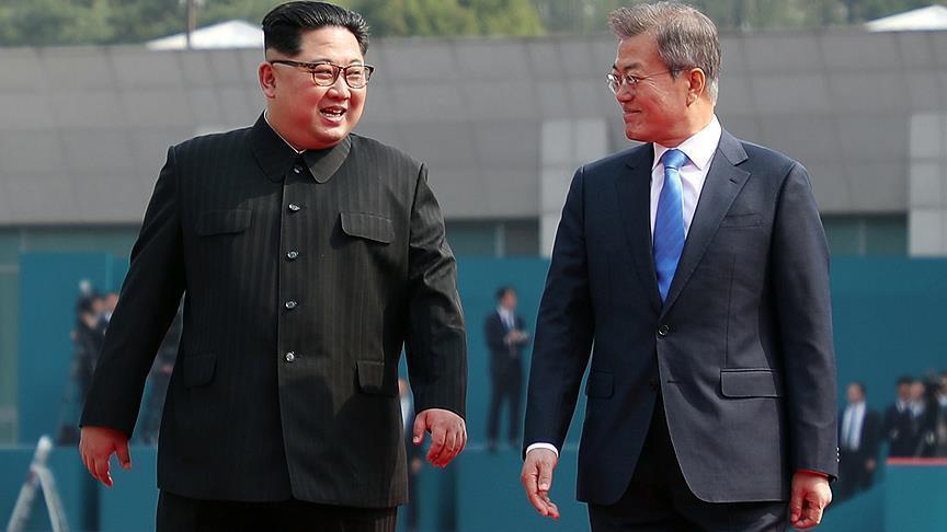 Лидерите на Јужна и Северна Кореја се сретнаа во Панмунџом