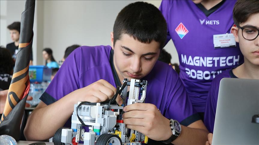 Gençler açlık sorununa karşı robot tasarladı
