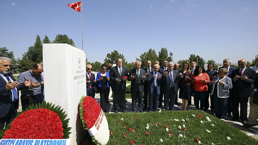 Bülent Ecevit doğum gününde kabri başında anıldı