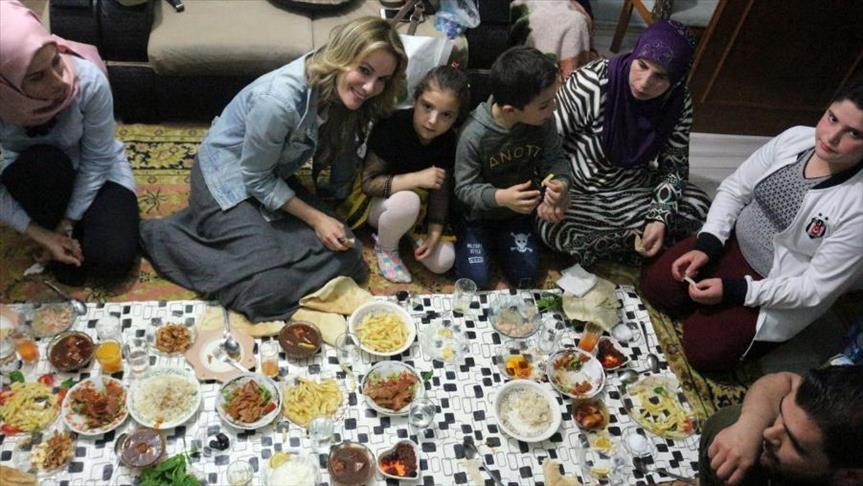 الممثلة التركية "غمزة أوزجليك" تشارك عائلة سورية إفطارها بإسطنبول